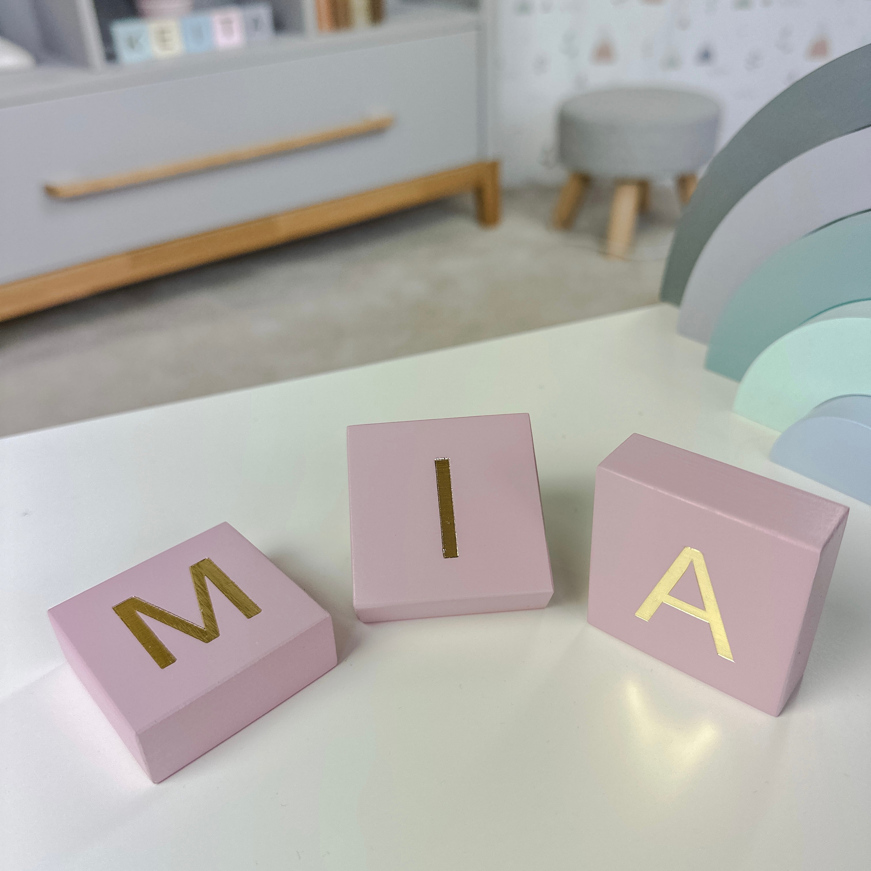 HOLZBLÖCKE MIT BUCHSTABENE - ALTROSA