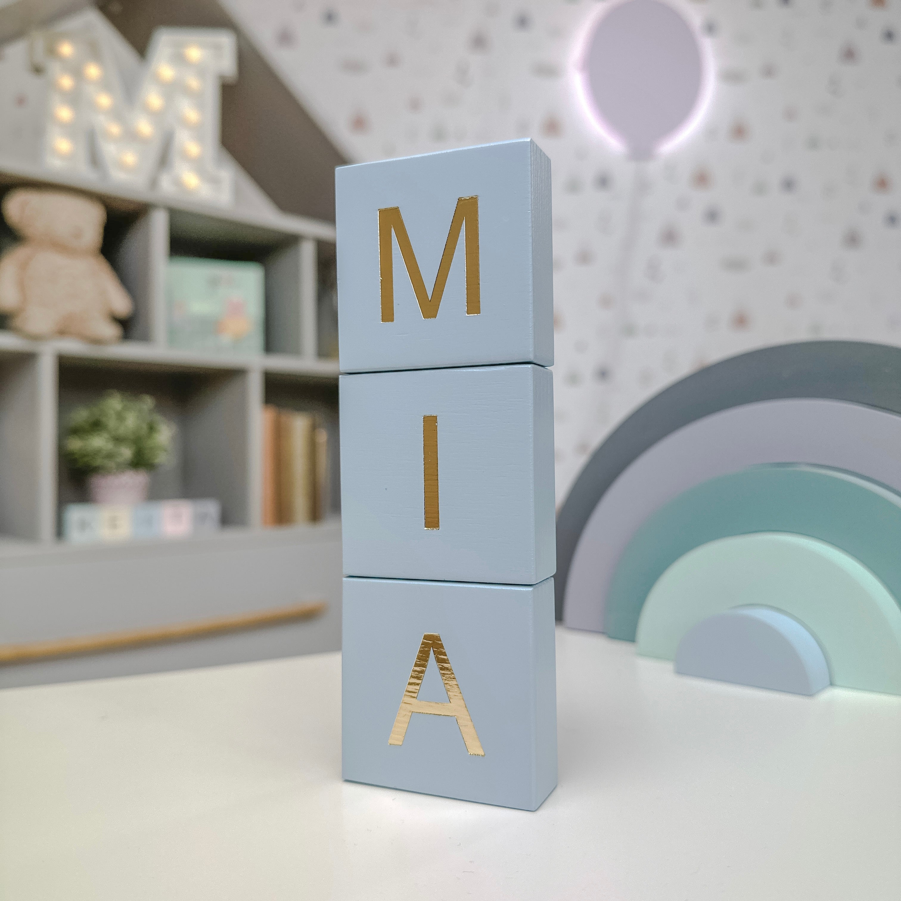 HOLZBLÖCKE MIT BUCHSTABENE - HELLBLAU