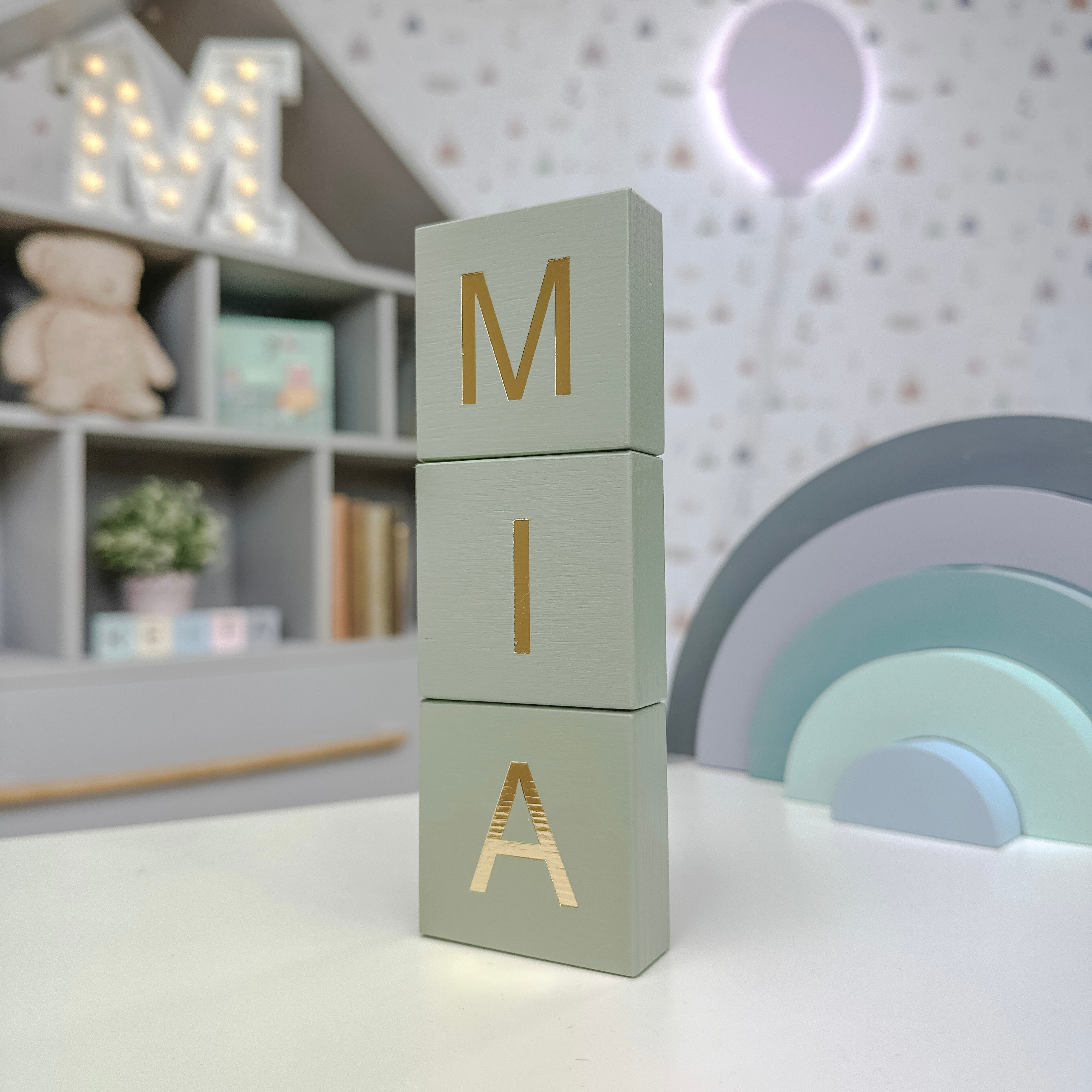 HOLZBLÖCKE MIT BUCHSTABENE – KHAKI