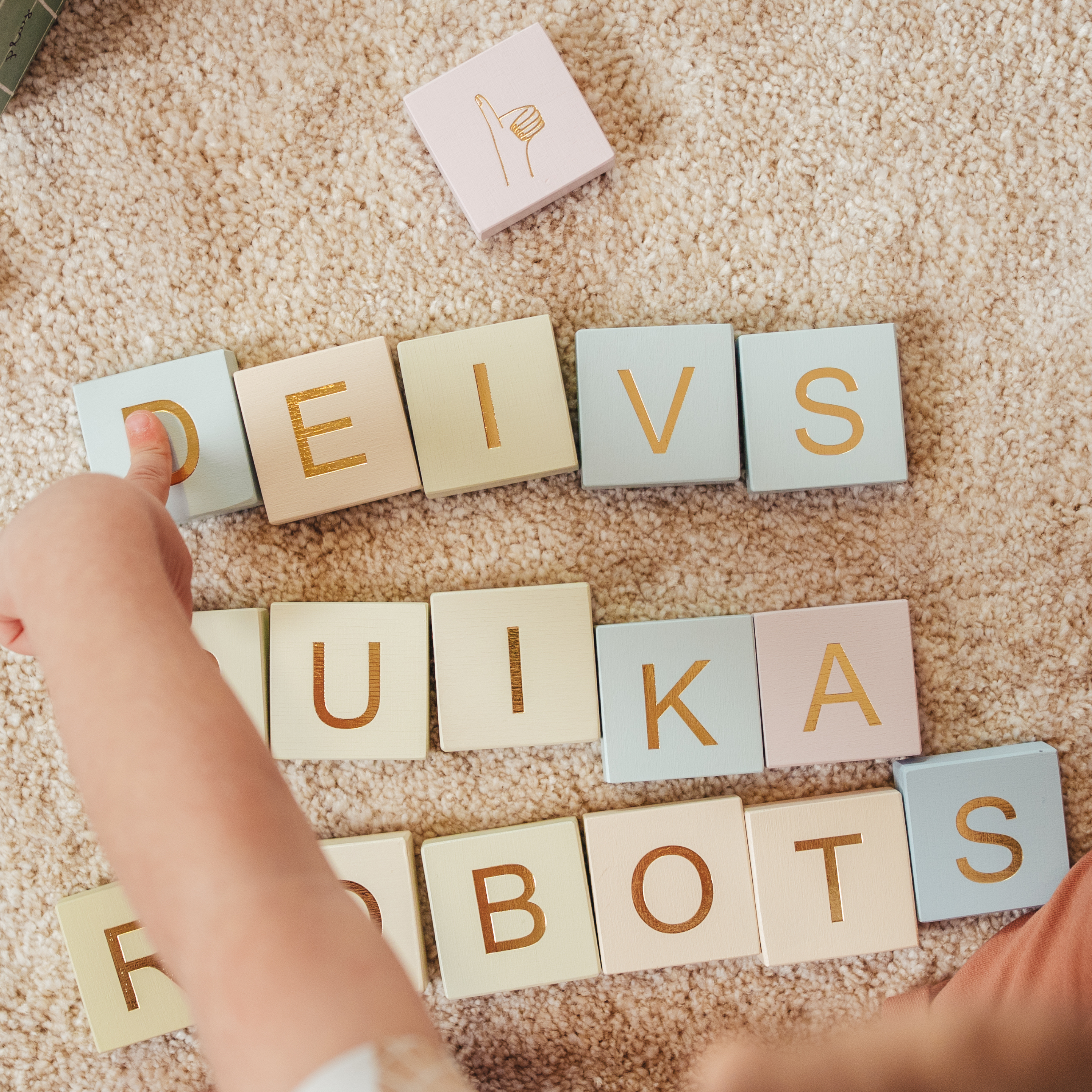 HOLZBLÖCKE MIT BUCHSTABEN UND ILLUSTRATIONEN